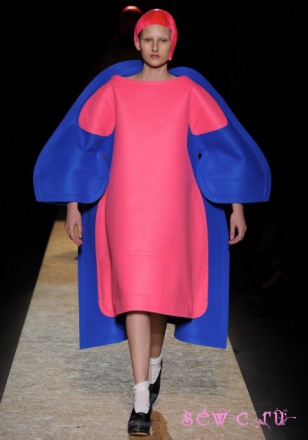 Розово-синий костюм в авангардном стиле