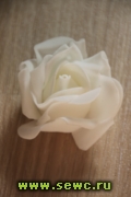 Роза декоративная, диаметр 6 см., белая.