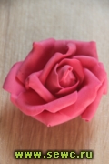 Роза декоративная, диаметр 6 см., ярко-розовая.