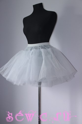 Кружевная мини юбка с длинным хвостом из сетки. Белый