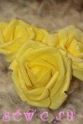 Роза декоративная, диаметр 6 см., желтая.